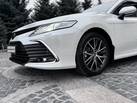 Toyota Camry 2023 года за 20 500 000 тг. в Алматы – фото 2