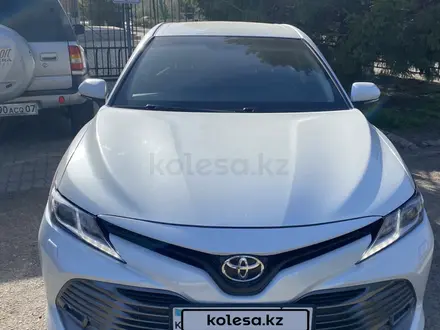 Toyota Camry 2019 года за 13 600 000 тг. в Уральск – фото 2