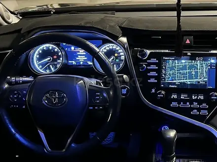 Toyota Camry 2019 года за 20 000 000 тг. в Актобе – фото 16