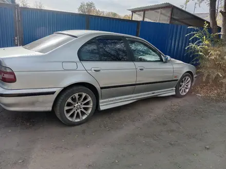 BMW 528 1998 года за 2 600 000 тг. в Караганда – фото 2