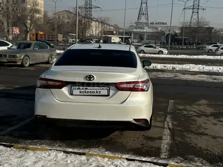 Toyota Camry 2018 года за 13 500 000 тг. в Алматы – фото 4