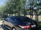 Toyota Camry 2018 года за 9 900 000 тг. в Атырау – фото 2