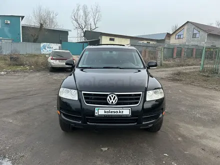 Volkswagen Touareg 2004 года за 4 700 000 тг. в Алматы – фото 2