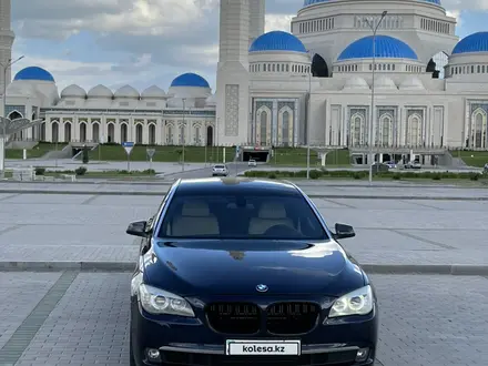 BMW 750 2011 года за 12 500 000 тг. в Астана – фото 3