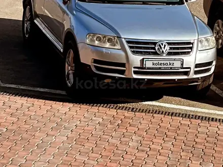 Volkswagen Touareg 2004 года за 5 500 000 тг. в Алматы – фото 2