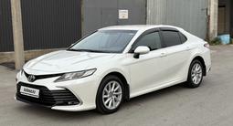 Toyota Camry 2021 года за 13 700 000 тг. в Шымкент – фото 2