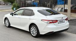 Toyota Camry 2021 года за 13 700 000 тг. в Шымкент – фото 4