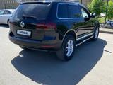 Volkswagen Touareg 2007 года за 5 800 000 тг. в Астана – фото 2