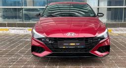 Hyundai Elantra 2022 года за 8 790 000 тг. в Астана – фото 2