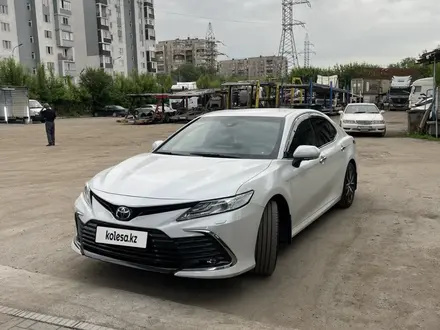 Toyota Camry 2021 года за 21 700 000 тг. в Алматы – фото 3