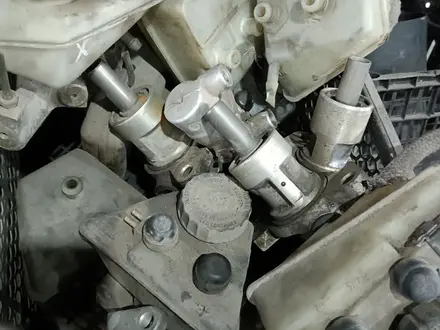 Тормозной цилиндр на mercedes 190-124-202 за 7 000 тг. в Караганда