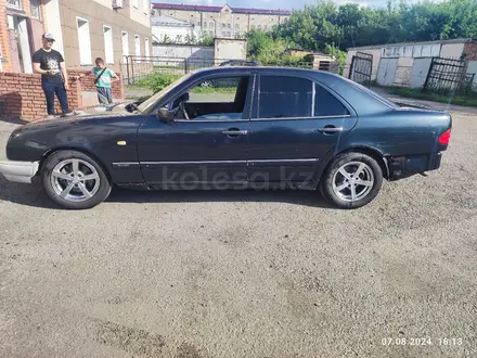 Mercedes-Benz E 200 1996 года за 1 850 000 тг. в Петропавловск – фото 4