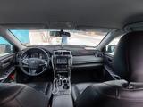 Toyota Camry 2015 годаfor9 800 000 тг. в Актобе – фото 5