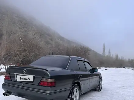 Mercedes-Benz E 220 1993 года за 2 500 000 тг. в Мерке – фото 2