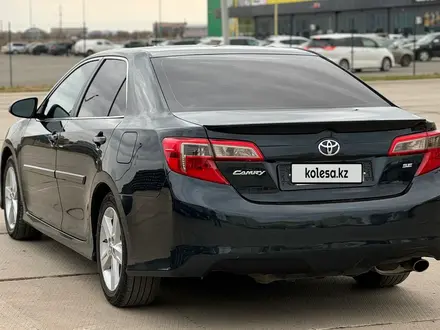 Toyota Camry 2014 года за 5 980 000 тг. в Уральск – фото 23