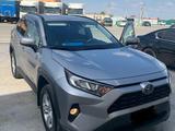 Toyota RAV4 2019 года за 15 000 000 тг. в Актобе – фото 2