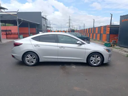 Hyundai Elantra 2018 года за 5 100 000 тг. в Уральск – фото 2