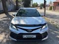 Toyota Camry 2023 года за 17 800 000 тг. в Алматы