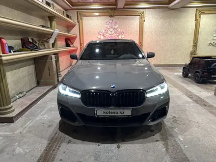 BMW 520 2022 года за 24 500 000 тг. в Алматы – фото 3