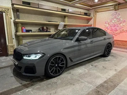 BMW 520 2022 года за 24 500 000 тг. в Алматы – фото 2