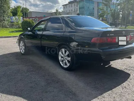 Toyota Camry 2000 года за 2 500 000 тг. в Алматы – фото 6