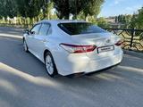 Toyota Camry 2021 года за 23 000 000 тг. в Шымкент – фото 2