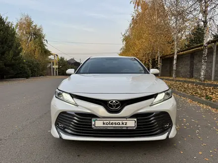 Toyota Camry 2019 года за 15 200 000 тг. в Алматы – фото 3