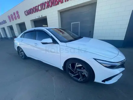 Hyundai Elantra 2023 года за 8 100 000 тг. в Уральск – фото 2