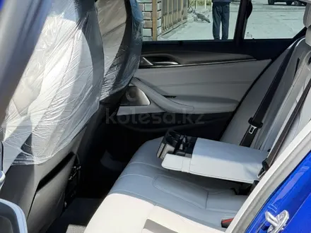 BMW M5 2022 года за 52 000 000 тг. в Алматы – фото 38