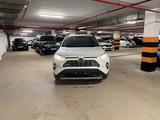 Toyota RAV4 2021 года за 16 500 000 тг. в Астана – фото 2