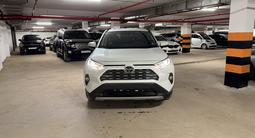 Toyota RAV4 2021 года за 16 500 000 тг. в Астана – фото 2