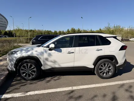 Toyota RAV4 2021 года за 16 500 000 тг. в Астана – фото 3