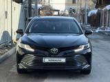 Toyota Camry 2018 года за 11 950 000 тг. в Алматы – фото 2