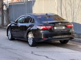Toyota Camry 2018 года за 11 950 000 тг. в Алматы – фото 3