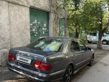 Mercedes-Benz E 230 1996 года за 1 750 000 тг. в Караганда – фото 3