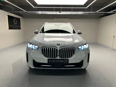 BMW X5 XDrive 40i 2023 года за 37 999 000 тг. в Алматы