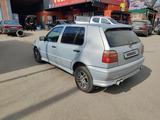 Volkswagen Golf 1997 года за 1 700 000 тг. в Есик – фото 2