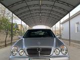 Mercedes-Benz E 320 1999 года за 4 250 000 тг. в Жанаозен – фото 2