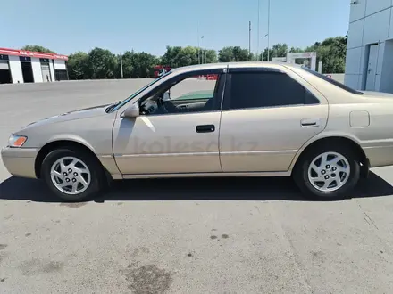 Toyota Camry 1998 года за 3 200 000 тг. в Жаркент – фото 2