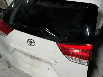 Крышка багажника на Toyota Sienna XL30 за 550 000 тг. в Жанаозен