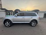 Volkswagen Touareg 2005 года за 4 000 000 тг. в Алматы – фото 2