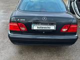 Mercedes-Benz E 320 1998 года за 4 300 000 тг. в Жанаозен – фото 3