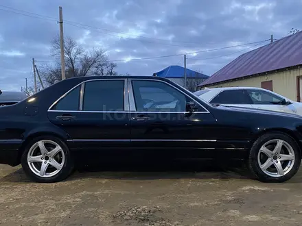 Mercedes-Benz S 320 1997 года за 4 000 000 тг. в Атырау – фото 14