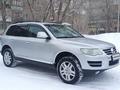 Volkswagen Touareg 2007 года за 7 400 000 тг. в Астана – фото 2