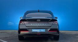 Hyundai Elantra 2023 годаfor9 080 000 тг. в Алматы – фото 4