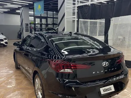 Hyundai Elantra 2018 года за 5 500 000 тг. в Шымкент – фото 4
