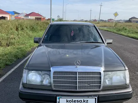 Mercedes-Benz E 200 1990 года за 1 800 000 тг. в Астана