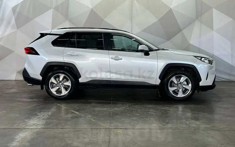 Toyota RAV4 2019 года за 14 800 000 тг. в Актау