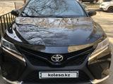 Toyota Camry 2018 года за 9 950 000 тг. в Алматы – фото 2