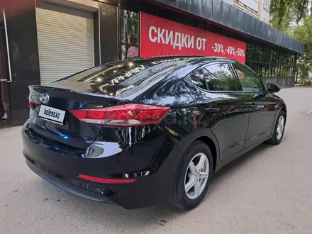 Hyundai Elantra 2017 года за 4 900 000 тг. в Уральск – фото 2